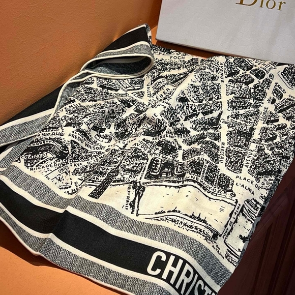 Dior double-sided same color velvet square scarf - Picture 6 of 8